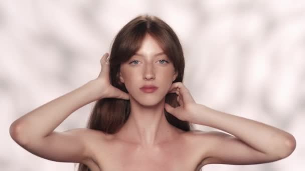 Portret Van Een Prachtige Vrouwelijke Model Close Van Een Meisje — Stockvideo