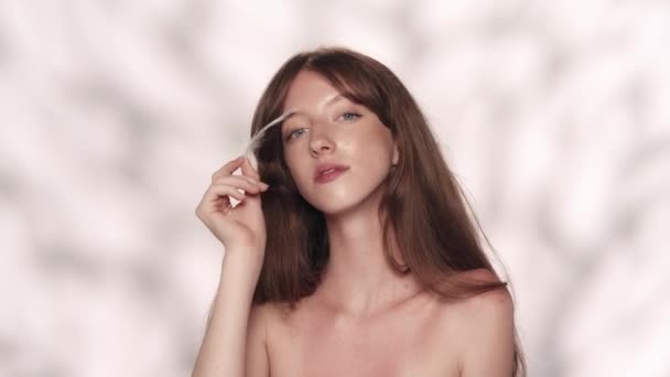 Porträtt Attraktiv Ung Flicka Närbild Skott Modell Som Håller Och — Stockvideo