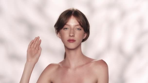 Porträtt Brunett Kvinnlig Modell Med Perfekt Hud Och Långt Glänsande — Stockvideo