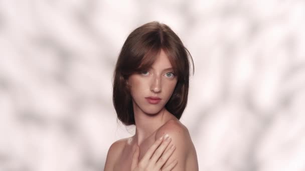 Portret Atrakcyjnej Białej Modelki Brunetki Zbliż Zdjęcie Dziewczyny Nakładającej Balsam — Wideo stockowe