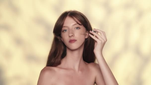 Portrét Krásné Brunetky Modelky Zblízka Záběr Dívky Dívající Kamery Nanášení — Stock video