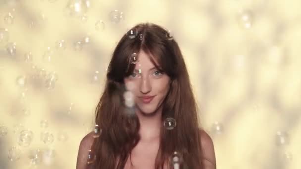 Detailní Portrét Mladé Brunetky Dlouhými Vlasy Přirozeným Make Upem Šťastně — Stock video