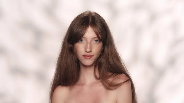 アピールする白人モデルの肖像画 カメラに長い髪と自然なメイクを施したブルネットの女の子のクローズアップショット ビューティー広告コンセプト — ストック写真