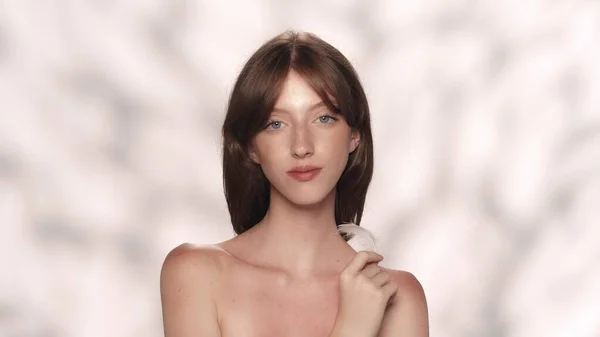 Portret Pięknej Młodej Brunetki Modelki Blisko Ujęcia Białej Kobiety Dotykającej — Zdjęcie stockowe