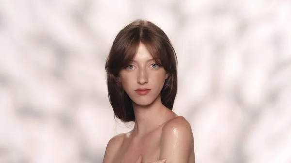 典雅的黑发模特的肖像 近照一个漂亮的女孩 柔和的妆容 在镜头前摆姿势 化妆品广告概念 — 图库照片