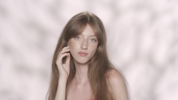 Portret Pięknej Modelki Idealną Cerą Naturalnym Makijażem Zbliżenie Dziewczyny Patrzącej — Wideo stockowe