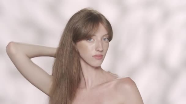 Портрет Красивой Женщины Модели Крупный План Девушки Трогающей Свои Длинные — стоковое видео