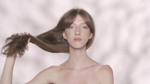 Porträtt Söt Kvinnlig Modell Med Mjuk Hud Och Naturlig Makeup — Stockvideo