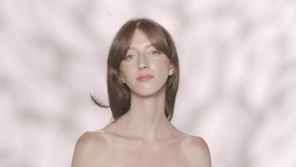 Porträtt Brunett Attraktiv Flicka Närbild Bild Kaukasisk Modell Tittar Kameran — Stockvideo