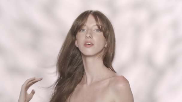 Portrét Krásné Modelky Dívka Dlouhými Hedvábnými Vlasy Jemným Úsměvem Pózující — Stock video