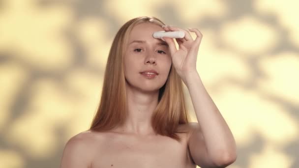 Una Mujer Joven Usa Gel Rodillo Piel Contra Las Arrugas — Vídeos de Stock
