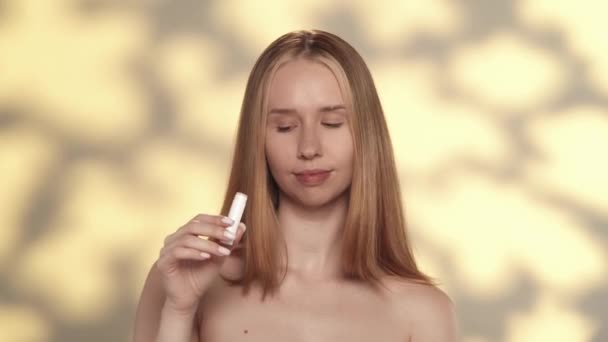 Une Jeune Femme Renifle Baume Hygiénique Applique Sur Ses Lèvres — Video