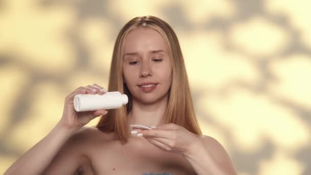 Eine Junge Frau Trägt Mit Einem Wattepad Tonikum Lotion Und — Stockvideo