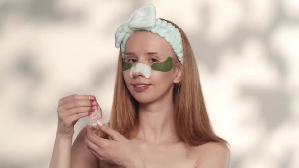 Seorang Wanita Menerapkan Tambalan Bibir Hidrogel Merah Studio Dengan Latar — Stok Video