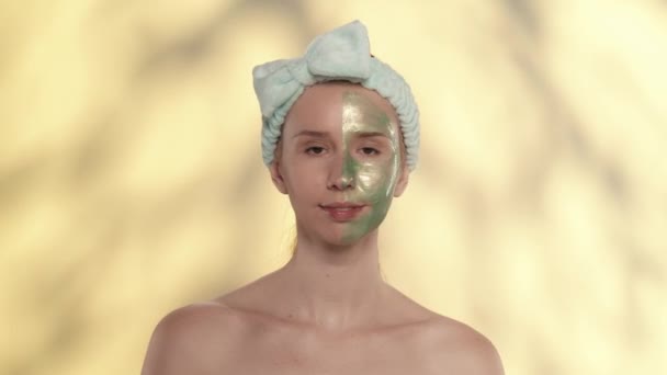 Žena Nasadí Obličej Zelenou Kosmetickou Masku Seminude Žena Vlasovou Stuhou — Stock video