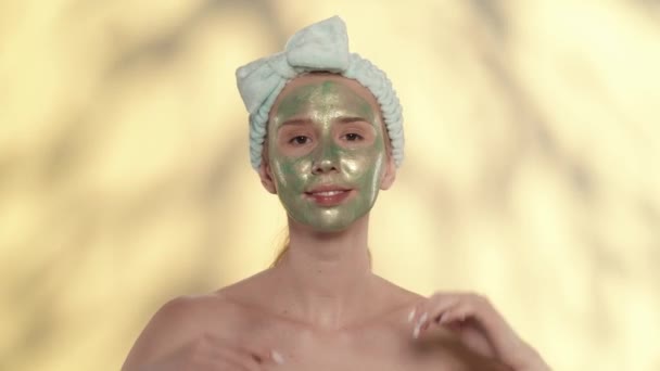 Ung Kvinna Med Ett Hårband Huvudet Utför Kosmetiska Hudvårdsåtgärder Porträtt — Stockvideo