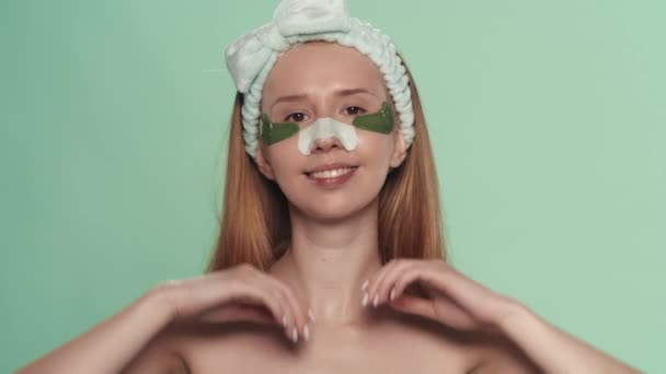 Kvinne Med Hydrogelplastre Øynene Plaster Hudormer Nesen Grønn Skjerm Kvinne – stockvideo