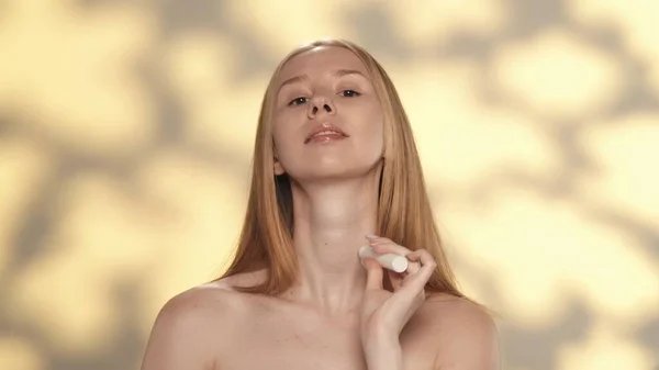 Genç Bir Kadın Patenli Jel Kaldırarak Boynuna Kozmetik Bir Ürün — Stok fotoğraf
