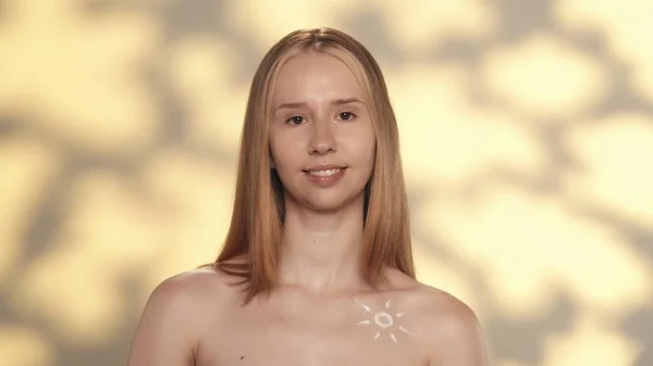 Portret Kobiety Kremem Ciała Przyłożonym Ramienia Bliska Młoda Blondynka Studio — Zdjęcie stockowe