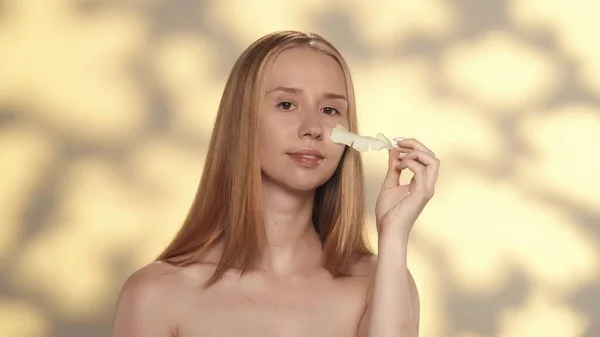 Kobieta Wykonuje Zabiegi Kosmetyczne Pielęgnacji Skóry Twarzy Kobieta Usuwa Plaster — Zdjęcie stockowe