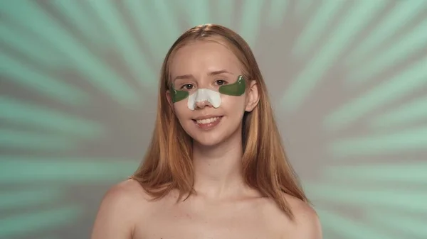 一个女人 眼皮底下有斑斑 工作室里有黑头石膏 背景是绿色的 有亮点 关怀的概念 — 图库照片