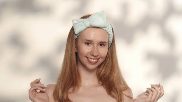 Portret Młodej Kobiety Czystą Świecącą Skórą Bliska Blondynka Opaską Zabiegów — Zdjęcie stockowe