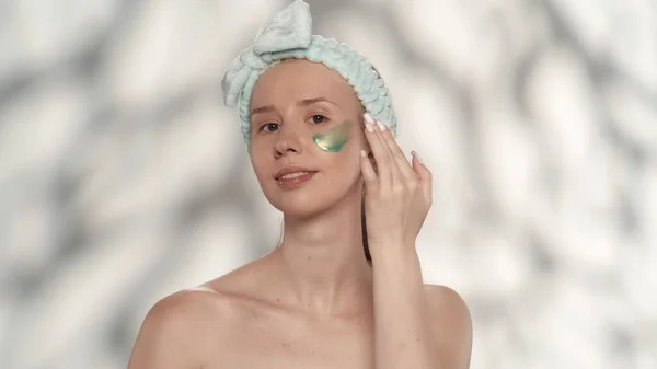 Una Mujer Aplica Una Máscara Cosmética Verde Cara Mujer Seminude —  Fotos de Stock