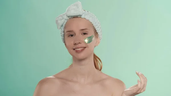Een Vrouw Brengt Een Groen Cosmetisch Masker Aan Haar Gezicht — Stockfoto