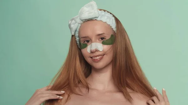 一个眼睛下面有斑斑 鼻子上有黑头斑斑的女人的画像 在绿色荧幕上炫耀带着发带的女人进行美容治疗 美的概念 — 图库照片