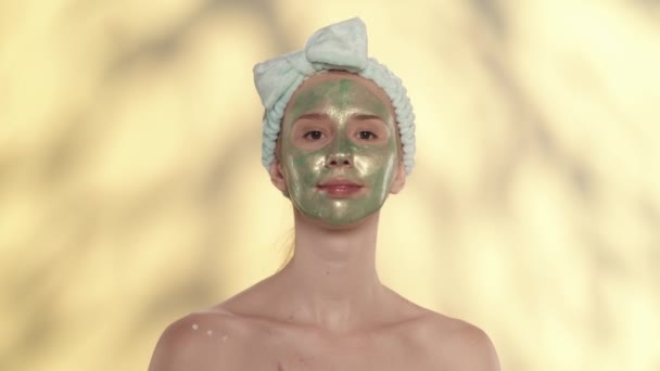 Жінка Зеленою Косметичною Маскою Обличчі Натирає Крем Шкіру Плечей Семінар — стокове відео