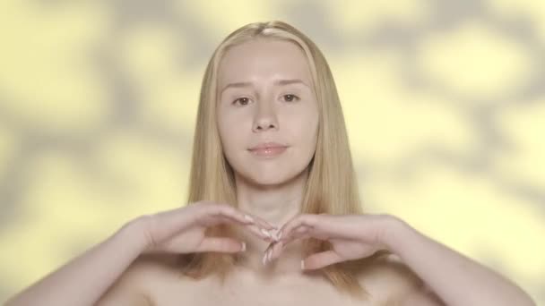 Femeie Blondă Demonstrează Părul Mătăsos Sănătos Strălucitor Semințează Tânără Femeie — Videoclip de stoc