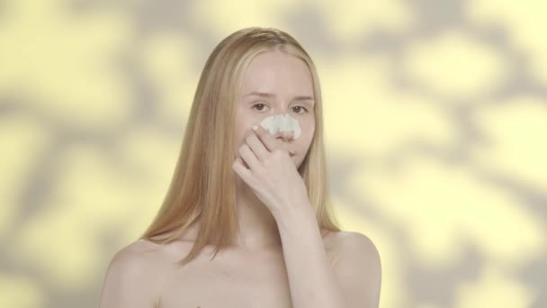 Kvinna Utför Kosmetisk Ansiktsbehandling Hudvård Förfaranden Kvinna Tar Bort Ett — Stockvideo