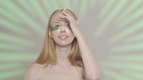 Jonge Vrouw Met Vlekken Onder Haar Ogen Pleister Voor Mee — Stockvideo