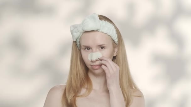 Femeie Efectuează Proceduri Cosmetice Într Studio Fundal Gri Strălucire Femeie — Videoclip de stoc