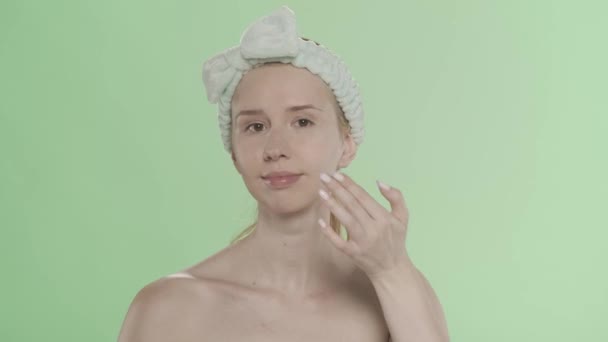 Kobieta Nakłada Twarz Zieloną Maskę Kosmetyczną Seminude Kobieta Zespołem Włosów — Wideo stockowe