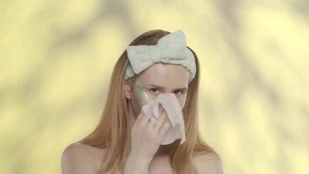 Eine Frau Schält Eine Grüne Reinigungsmaske Und Entfernt Ihre Überreste — Stockvideo