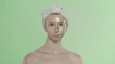 Yüz bakımı öncesi ve sonrası. Bir kadın yüzünün yarısını maskesiz, yarısını da yeşil maskesiz gösterir. Stüdyodaki kadın yeşil ekranda. Güzellik ve cilt bakımı