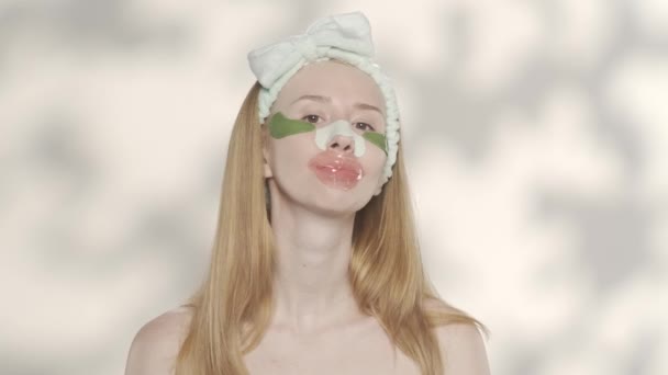 Kvinna Med Hydrogelplåster Ögonen Läpparna Och Med Ett Plåster Från — Stockvideo