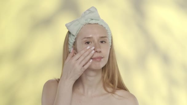 Seminude Kvinna Med Ett Hårband För Kosmetiska Förfaranden Studion Gul — Stockvideo