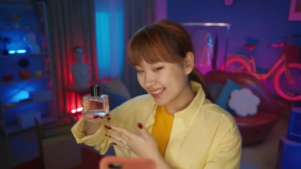 Gyönyörű Női Blogger Mutat Egy Üveg Parfümöt Egy Értékelést Készít — Stock videók