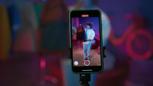 Εστιάστε Στην Οθόνη Smartphone Άνθρωπος Κρατώντας Ένα Σακίδιο Μπροστά Από — Αρχείο Βίντεο
