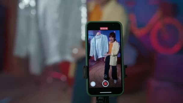 Εστιάστε Στην Οθόνη Smartphone Κορίτσι Διαφημίζει Ένα Γυαλιστερό Σακάκι Μπροστά — Αρχείο Βίντεο
