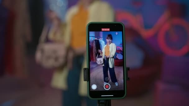Εστίαση Στην Οθόνη Smartphone Κορίτσι Διαφημίζει Μια Νέα Τσάντα Μπροστά — Αρχείο Βίντεο