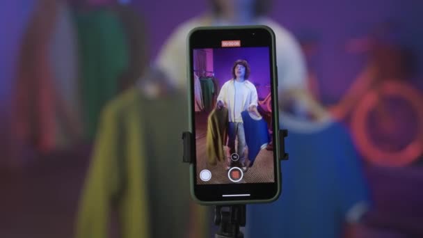 Fokus Pada Tampilan Smartphone Pria Memegang Trempel Dengan Pakaian Depan — Stok Video