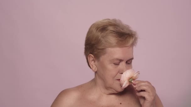 아름다운 여성의 초상화 카메라를 꽃잎을 만지는 모델의 닫습니다 아름다움 Skincare — 비디오