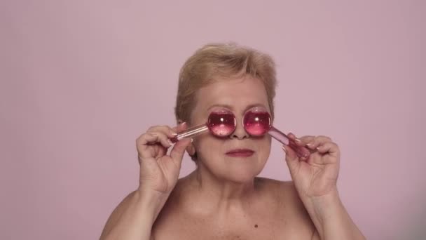 Portret Starszej Kobiety Zbliżenie Ujęcia Blondynki Średnim Wieku Robiącej Masaż — Wideo stockowe