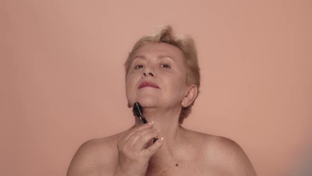 Портрет Красивой Пожилой Женщины Крупный План Женской Модели Средних Лет — стоковое видео
