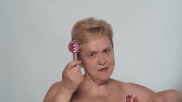 여성의 초상화 모델의 클로즈업 얼굴과 마사지 Cryosphere 글로브 아름다움 슬로우 — 비디오