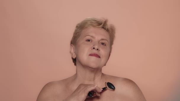 Portret Starszej Kobiety Zbliżenie Ujęcia Blondynki Średnim Wieku Robiącej Masaż — Wideo stockowe