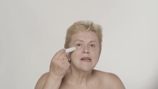 Portrét Starší Ženy Detailní Záběr Modelky Středního Věku Aplikující Kosmetický — Stock video